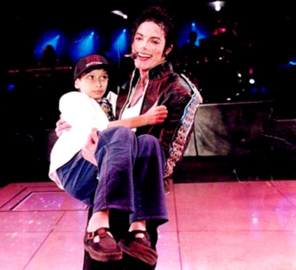 Michael-with-kid-AIDS.jpg